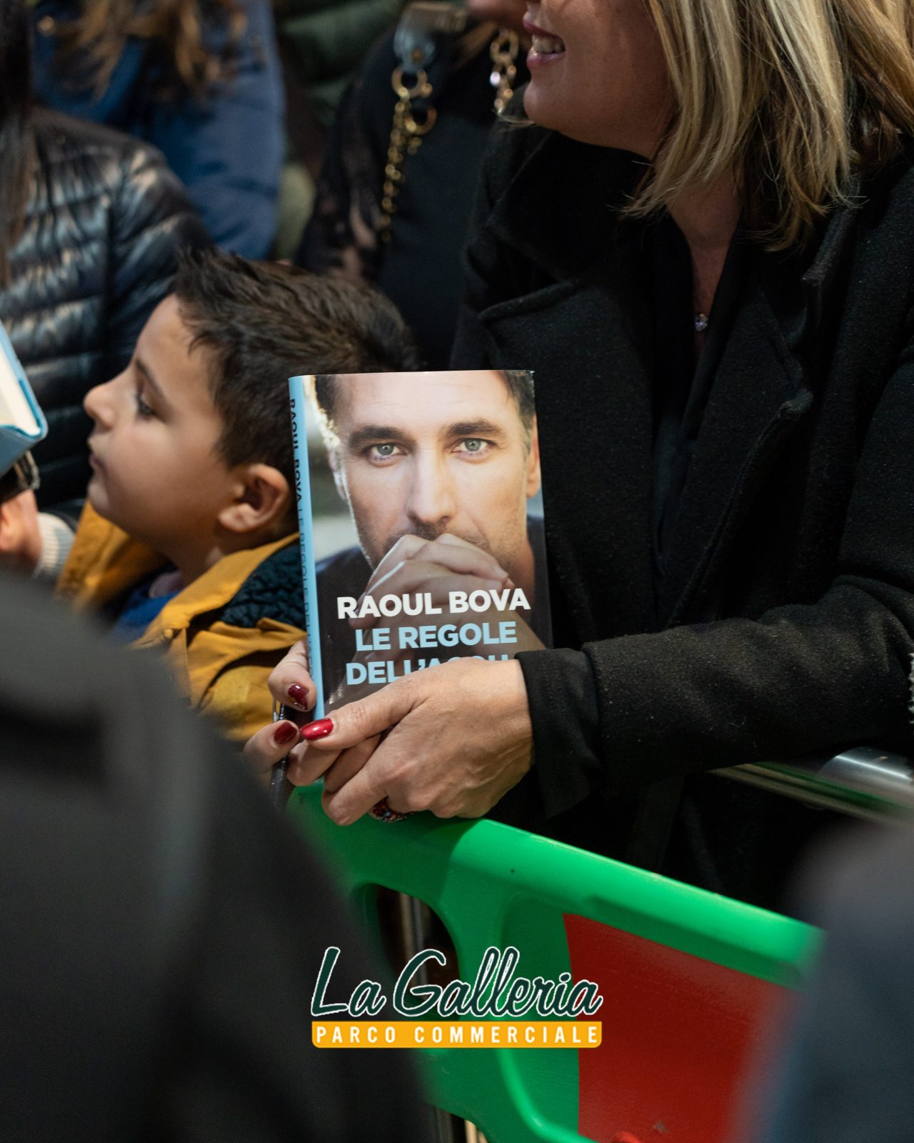 Raoul Bova saluta il pubblico alla Galleria