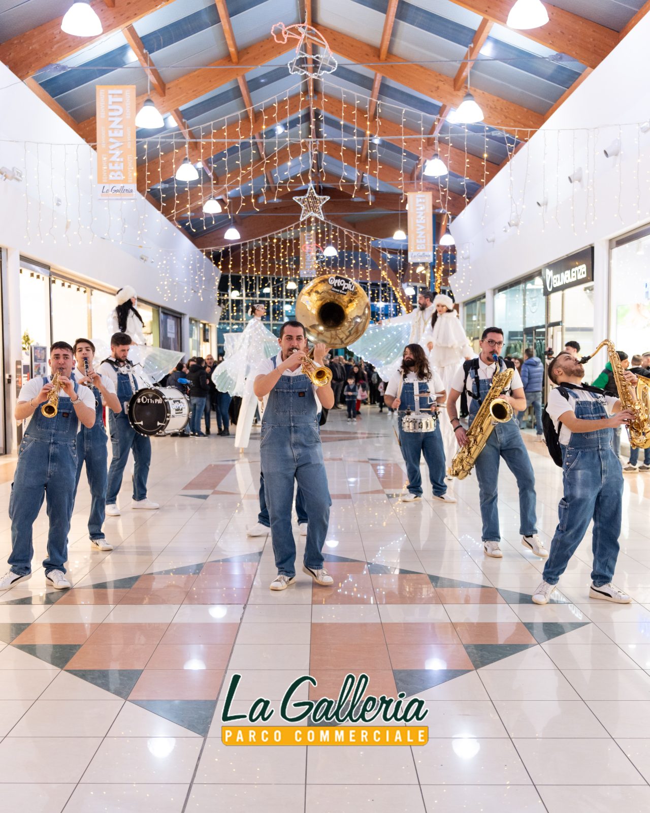 Raoul Bova saluta il pubblico alla fine dell'evento alla Galleria